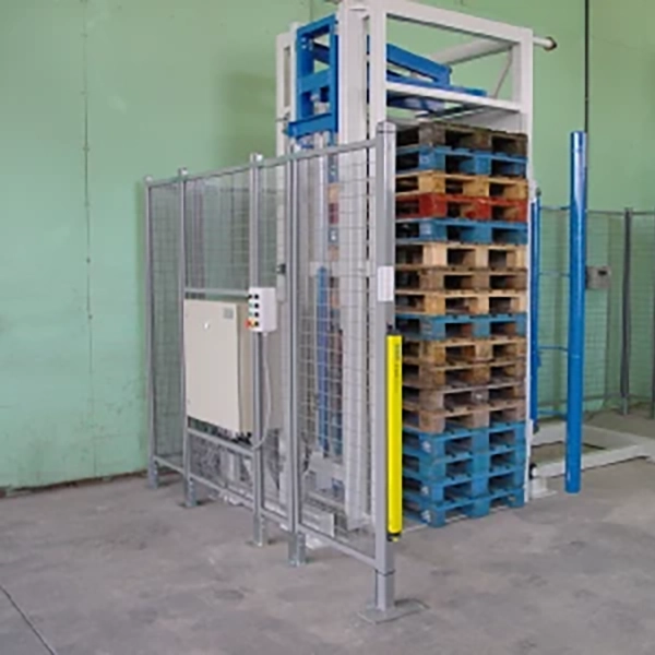 Pallet straightening and sorting system