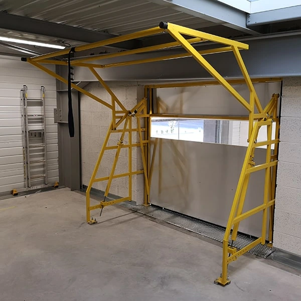 Type P safety and pallet gate (tilting pallet gate with front door)
